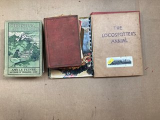 QTY OF ASSORTED BOOKS TO INCLUDE JOHN MASEFIELD POEMS: LOCATION - AR17