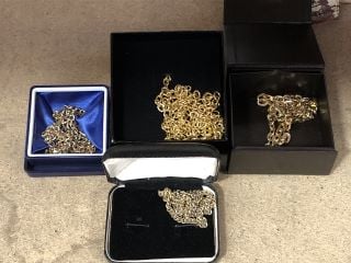 QTY OF ASSORTED JEWELLERY TO INCLUDE A GOLD COLOURED NECKLACE: LOCATION - AR18