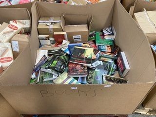 PALLET OF ASSORTED BOOKS TO INCLUDE THE SMEDS & THE SMOOS BOOK BY JULIA DONALDSON & AXEL SCHEFFLER: LOCATION - B7 (KERBSIDE PALLET DELIVERY)