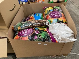 (COLLECTION ONLY) PALLET OF ASSORTED GARDENING ITEMS TO INCLUDE QTY OF 60 LITRE GROWMOOR MULTI PURPOSE COMPOST BAGS: LOCATION - B8