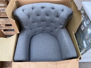 LIVING HOME QUILTED ACCENT CHAIR IN GREY FABRIC: LOCATION - A4