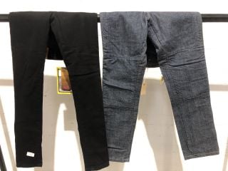 DRAGGIN ROOMOTO MR 4+ LADIES BLACK MOTORCYCLE JEANS IN LADIES SIZE 8 AND DRAGGIN JEANS LADIES WASHED DENIM IN SIZE 6