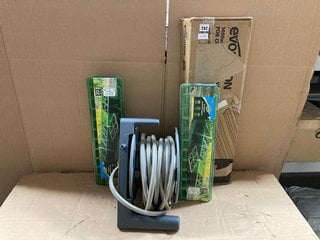 4 X ASSORTED GARDEN ITEMS TO INCLUDE HOZELOCK RETRACTABLE HOSE REEL: LOCATION - A18