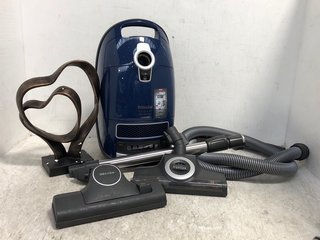 2 X ASSORTED ITEMS TO INCLUDE MIELE COMPLETE C3 TOTAL SOLUTION VACUUM CLEANER: LOCATION - B13