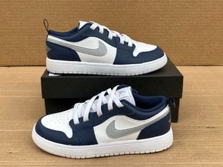 NIKE CHILDRENS JORDAN 1 LOW TRAINERS IN NAVY/WHITE SIZE: 2: LOCATION - C12