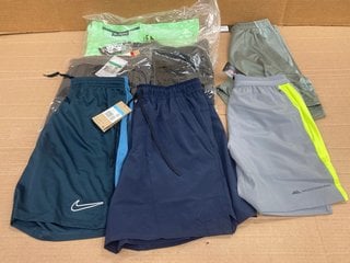 QTY OF ASSORTED CLOTHING ITEMS TO INCLUDE MONTERRAIN DESCENT 2.0 RUNNING SHORTS IN GREEN SIZE: XS: LOCATION - C15