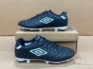 UMBRO SPECIALI LIGA SPORT BOOTS IN BLACK/WHITE SIZE: 6: LOCATION - C16