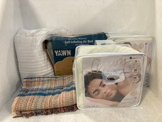 5 X ASSORTED BED ITEMS TO INCLUDE 2 X HOMEFRONT LUXURY HEATED ELECTRIC BLANKETS IN WHITE: LOCATION - D17