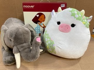 3 X ASSORTED CHILDRENS ITEMS TO INCLUDE COW PRINT SQUISHMALLOW PLUSH IN WHITE: LOCATION - D13