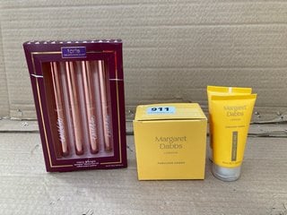 4 X ASSORTED BEAUTY ITEMS TO INCLUDE TARTE MERRY AND BRIGHT TARTELETTE SHADOW LINER SET: LOCATION - D10