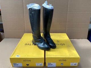 2 X STRIVE WOMENS LEATHER KNEE HIGH BOOTS IN BLACK SIZE: 4: LOCATION - D8