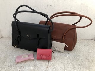 2 X RADLEY LOGO PRINT LEATHER HANDBAGS IN BLACK AND BROWN TO INCLUDE 2 X RADLEY SMALL DOG AND LOGO PRINT PURSES IN GREY AND PINK: LOCATION - D7