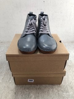 2 X ADESSO WOMENS SPOTTED LEATHER LACE UP BOOTS IN DARK BLUE SIZE: 39 AND 40 EU: LOCATION - D4