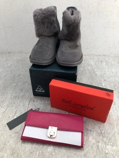 EMU AUSTRALIA PLATINUM LARA MINI FLEECED BOOTS IN TAN SIZE: 7 RRP - £149 TO INCLUDE RUTH LANGSFORD LEATHER PURSE IN PINK WITH HARD LOGO PRINT CASE: LOCATION - D4