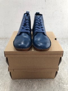 2 X ADESSO WOMENS LEATHER LACE UP BOOTS IN DARK BLUE SIZE: 39 AND 40 EU: LOCATION - D4