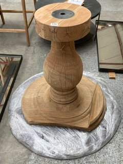 2 X ASSORTED INCOMPLETE NKUKU FURNITURE ITEMS TO INCLUDE LAYA ROUND CARVED WOOD TABLE BASE IN NATURAL MANGO WOOD FINISH: LOCATION - C2