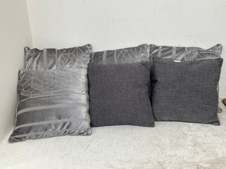 6 X ASSORTED CUSHIONS IN GREY: LOCATION - BR5