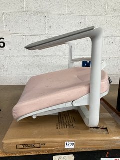 FREESTANDING HAND TOWEL RACK IN BLACK TO INCLUDE TOP PART OF OFFICE CHAIR IN PINK/WHITE: LOCATION - BR13