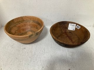 2 X ASSORTED NKUKU SERVING BOWLS TO INCLUDE BUNAKEN TRADITIONAL BOWL IN RECLAIMED DARK STAINED WOOD FINISH: LOCATION - CR1