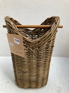 NKUKU AMANDI WOVEN WICKER STYLE TOILET ROLL HOLDER IN NATURAL: LOCATION - CR3