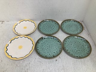 2 X ASSORTED LA REDOUTE ITEMS TO INCLUDE SET OF 4 FARA ENAMELLED STONEWARE DINNER PLATE IN KHAKI/BLUE: LOCATION - DR5