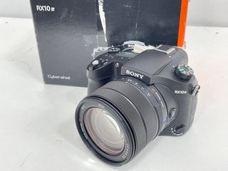 SONY RX10 IV BRIDGE CAMERA (ORIGINAL RRP - £1499). (WITH BOX, BATTERY, CHARGER, LENS CAP & HOOD) [JPTM124980]. THIS PRODUCT IS FULLY FUNCTIONAL AND IS PART OF OUR PREMIUM TECH AND ELECTRONICS RANGE