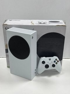 MICROSOFT XBOX SERIES S 512 GB GAMES CONSOLE (ORIGINAL RRP - £249) IN WHITE: MODEL NO 1883 (WITH BOX, CONTROLLER, HDMI CABLE, POWER CABLE & USB CABLE, VERY GOOD COSMETIC CONDITION) [JPTM125099]. THIS