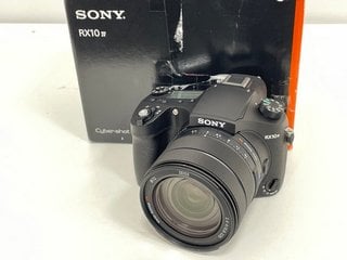 SONY RX10 IV BRIDGE CAMERA (ORIGINAL RRP - £1499). (WITH BOX, BATTERY, CHARGER, LENS CAP & HOOD) [JPTM124982]. THIS PRODUCT IS FULLY FUNCTIONAL AND IS PART OF OUR PREMIUM TECH AND ELECTRONICS RANGE