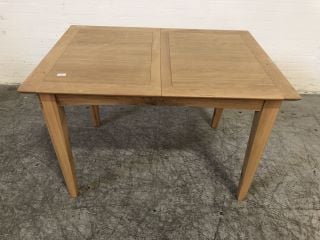 LIGHT OAK EXTENDABLE 4 LEGGED DINING ROOM TABLE