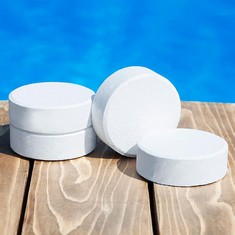 18 X CHLORINE TABLETS FOR SWIMMING POOL, 800G CHLORINE TABLETS FOR HOT TUB FOR SWIMMING POOL PADDLING POOL SPA BATHTUBS - TOTAL RRP £135: LOCATION - B