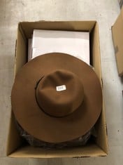 QUANTITY OF ASSORTED ITEMS TO INCLUDE ZYLIOO LARGE FELT FEDORA SUN HATS,BIG WOMEN'S WIDE BRIM FLOPPY BOWLER HAT,OVERSIZED FOLDABLE PANAMA HAT WITH BELT BUCKLE: LOCATION - D