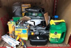 QUANTITY OF ASSORTED GARDEN ITEMS TO INCLUDE MIRACLE GRO EVERGREEN COMPLETE 4 IN 1 : LOCATION - LEFT RACK(COLLECTION OR OPTIONAL DELIVERY AVAILABLE)