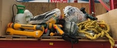 QUANTITY OF ASSORTED GARDEN ITEMS TO INCLUDE HOZELOCK SUPERHOZE: LOCATION - LEFT RACK(COLLECTION OR OPTIONAL DELIVERY AVAILABLE)