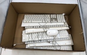 9X APPLE WIRED KEYBOARD + USB WIRED MIGHTY MOUSE PC ACCESSORIES: MODEL NO A1243 , A1152: LOCATION - A RACK