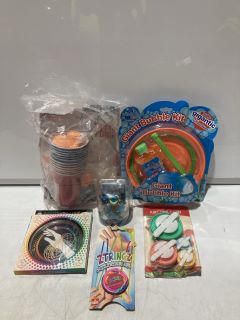 A QTY OF ASSORTED ITEMS TO INCLUDE WHITE PING PONG BALLS, SPIDERMAN CRAYONS