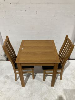 HALLOWOOD SMALL OAK DINGING TABLE WITH 2 CHAIRS