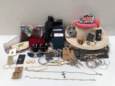 VARIETY OF HAIR AND COSTUME JEWELLERY INCLUDING GLASSES (TOTAL P.V.P. 937€) - LOCATION 7A.