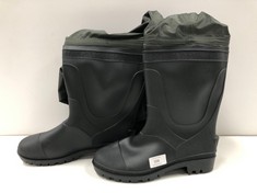 FISHING BOOTS BLACK AND GREEN COLOUR SIZE 44-LOCATION 46B.