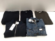 5 X CLOTHING VARIOUS MODELS AND SIZES INCLUDING LEE DENIM JACKET SIZE M - LOCATION 31B.