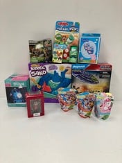 10 X CHILDREN'S TOYS VARIOUS MAKES AND MODELS INCLUDING STITCH LAMP - LOCATION 41C.