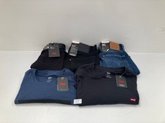 5 X LEVI'S CLOTHING VARIOUS SIZES AND STYLES INCLUDING BLACK T-SHIRT XL - LOCATION 49C.