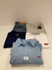 5 X LEVI'S CLOTHING VARIOUS SIZES AND STYLES INCLUDING NAVY BLUE T-SHIRT L - LOCATION 50C.