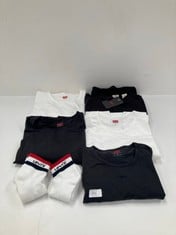 7 X LEVI'S GARMENTS VARIOUS SIZES AND MODELS INCLUDING 2 PAIRS OF WHITE SOCKS - LOCATION 50C.