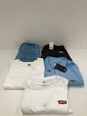 5 X LEVI'S GARMENTS VARIOUS SIZES AND MODELS INCLUDING WHITE T-SHIRT L - LOCATION 46C.