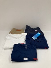 5 X LEVI'S GARMENTS VARIOUS SIZES AND MODELS INCLUDING WHITE T-SHIRT S - LOCATION 42C.