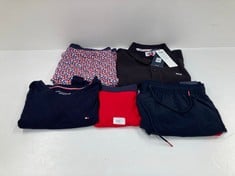 5 X TOMMY HILFIGER GARMENTS VARIOUS SIZES AND MODELS INCLUDING RED MEN'S UNDERWEAR - LOCATION 42C.