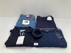 5 X TOMMY HILFIGER GARMENTS VARIOUS SIZES AND STYLES INCLUDING BLACK BELT - LOCATION 42C.