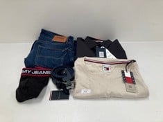 5 X TOMMY HILFIGER GARMENTS VARIOUS SIZES AND STYLES INCLUDING NAVY BLUE BELT - LOCATION 34C.