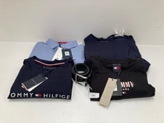 5 X TOMMY HILFIGER GARMENTS VARIOUS SIZES AND STYLES INCLUDING BLACK BELT - LOCATION 34C.