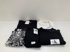 5 X CALVIN KLEIN CLOTHING VARIOUS SIZES AND STYLES INCLUDING MEN'S SWIMWEAR S - LOCATION 30C.